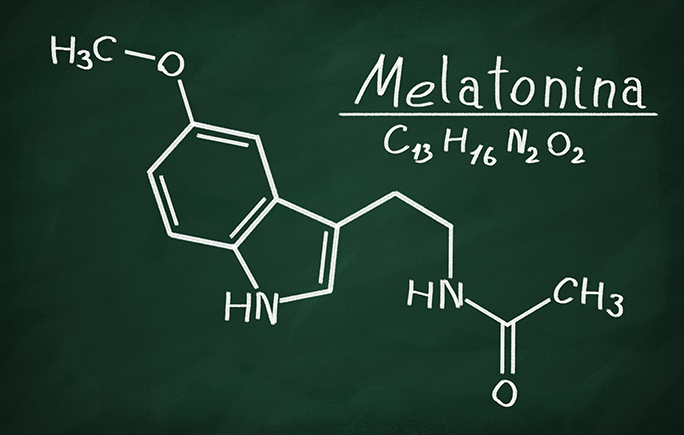 Dibujo de una molécula de melatonina en un tablero.